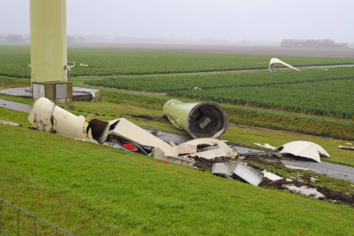 Grote ravage door geknakte windmolen