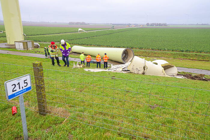 Grote ravage door geknakte windmolen