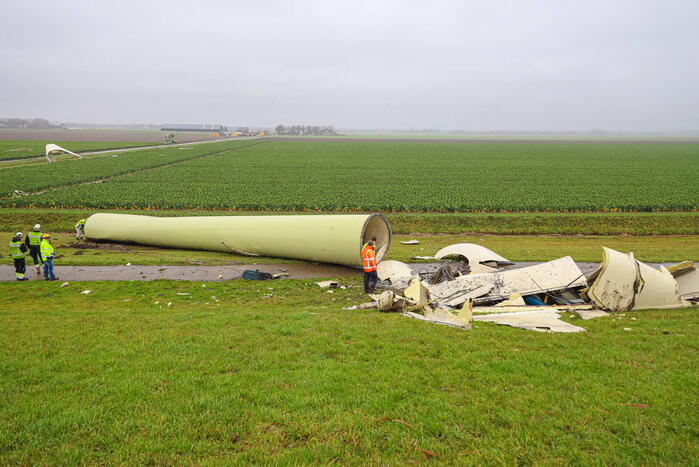 Grote ravage door geknakte windmolen