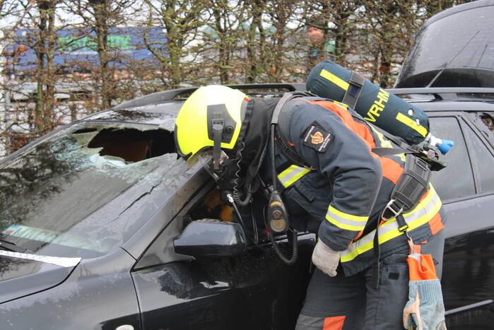 Poolse auto loopt flinke schade op bij brand