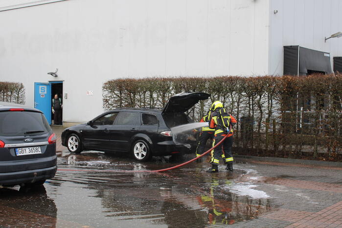 Poolse auto loopt flinke schade op bij brand