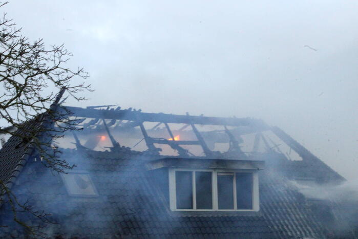 Grote uitslaande brand in rietgedekte boerderij