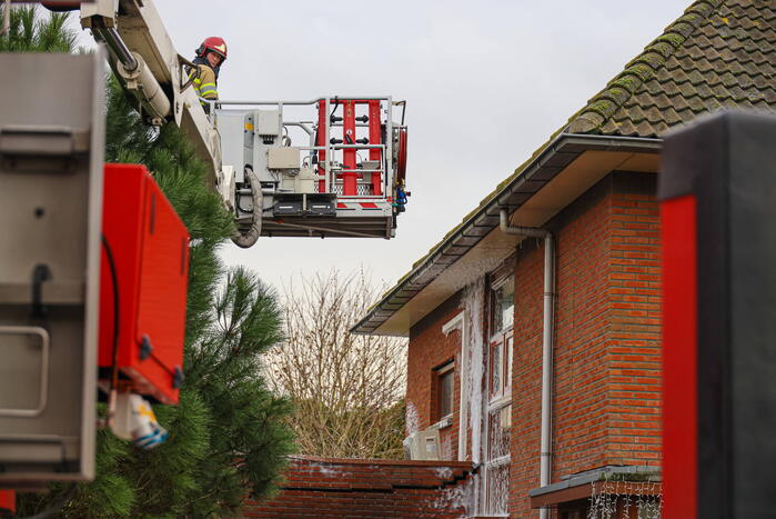 Schuur deels ingestort na brand in Sieradenbuurt