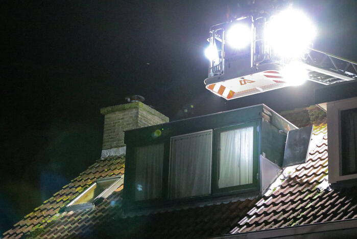 Deel van dakkapel hangt los