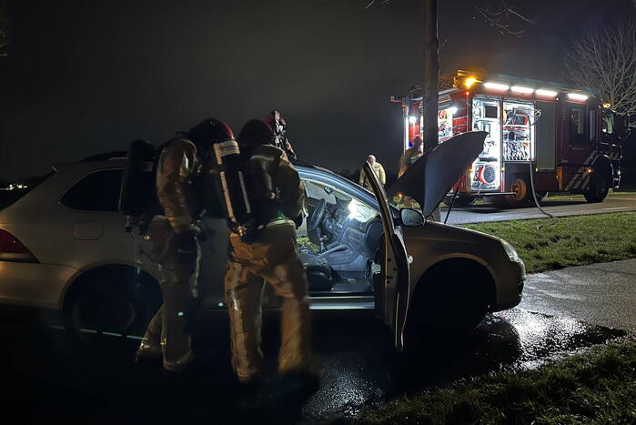 Auto vliegt in brand tijdens rit