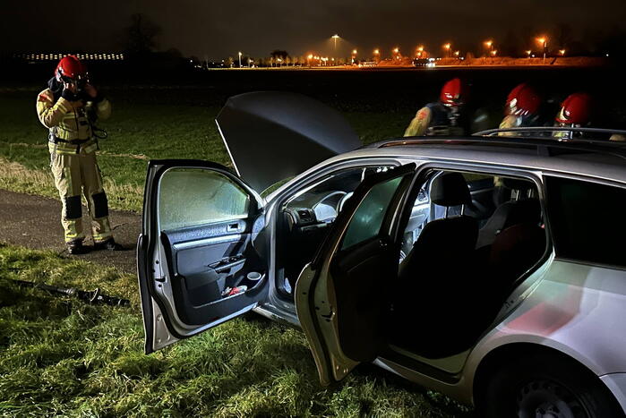 Auto vliegt in brand tijdens rit