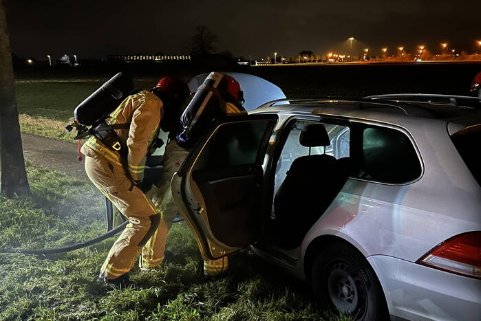 Auto vliegt in brand tijdens rit