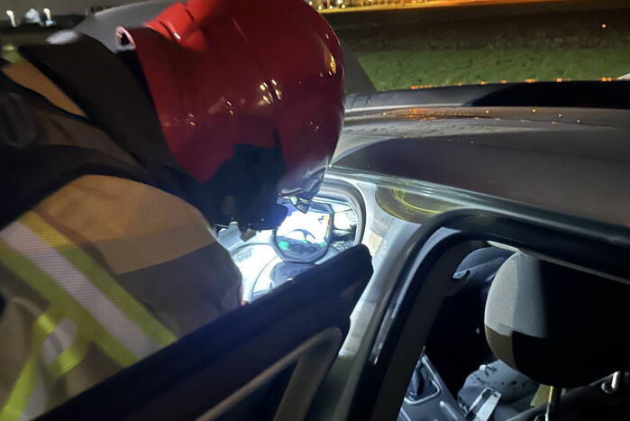 Auto vliegt in brand tijdens rit