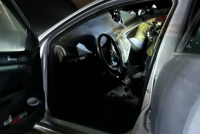 Auto vliegt in brand tijdens rit