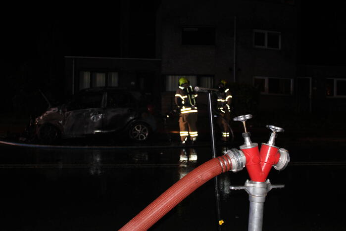 Autobrand mogelijk door vuurwerk
