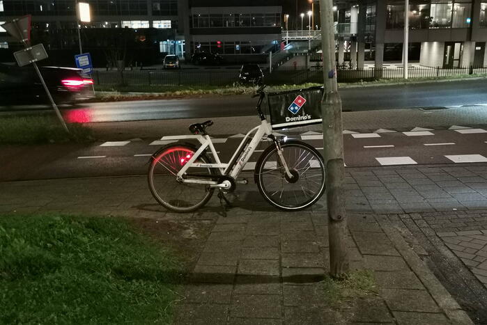 Maaltijdbezorger aangereden door auto