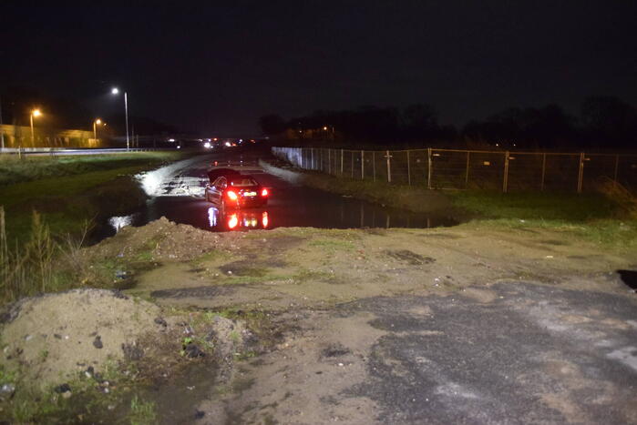 Auto belandt in weiland door navigatie