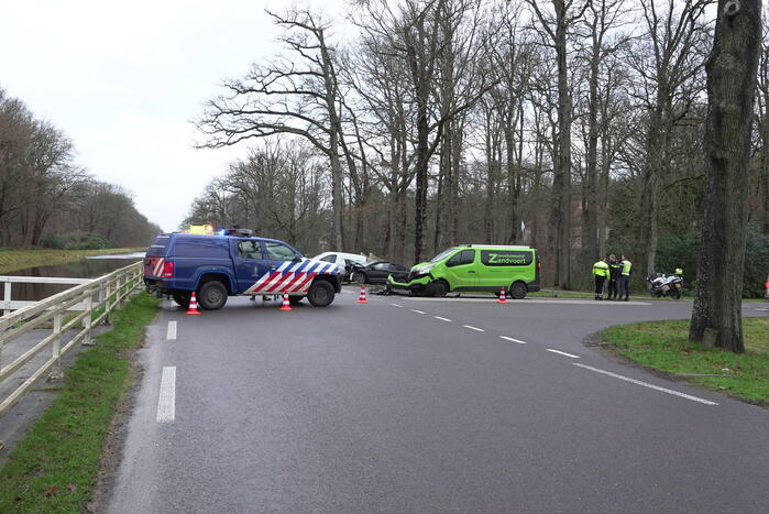 Flinke ravage bij botsing tussen drie voertuigen