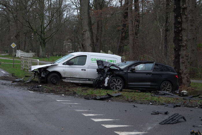 Flinke ravage bij botsing tussen drie voertuigen