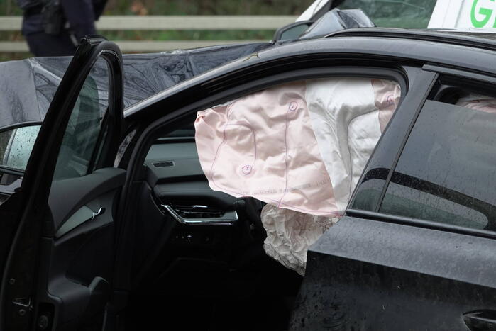 Flinke ravage bij botsing tussen drie voertuigen