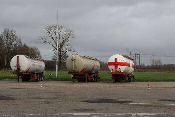 Drie tankers gedumpt op parkeerplaats