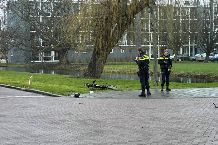 Fietser geschept door personenauto