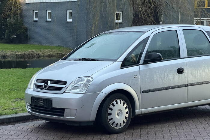 Fietser geschept door personenauto