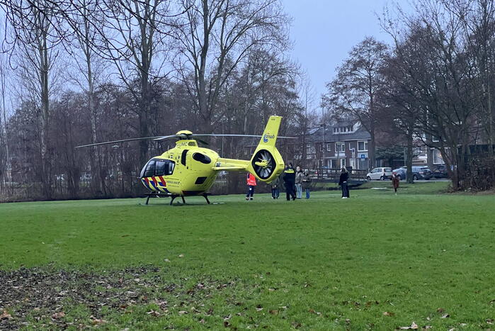 Fietser geschept door personenauto