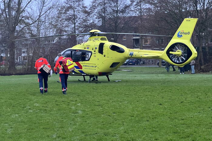 Fietser geschept door personenauto
