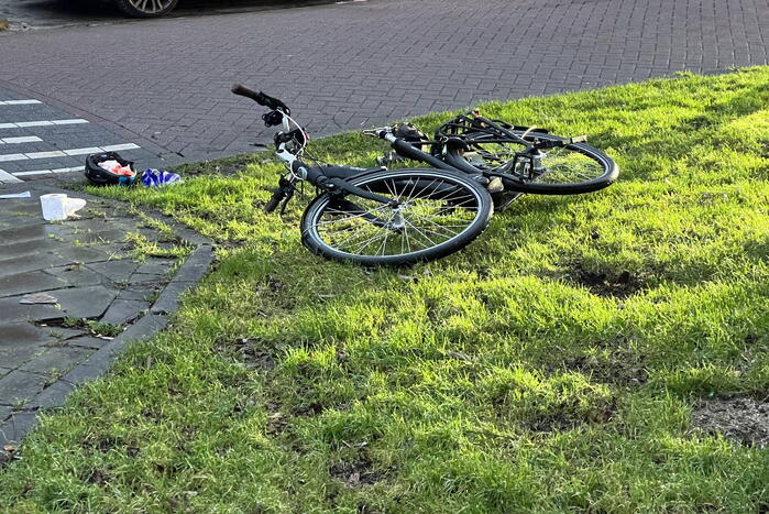 Fietser geschept door personenauto