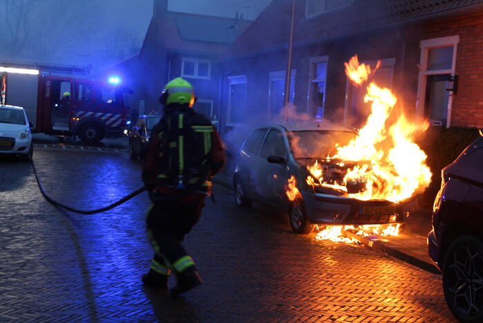 Auto brandt uit na blokje om