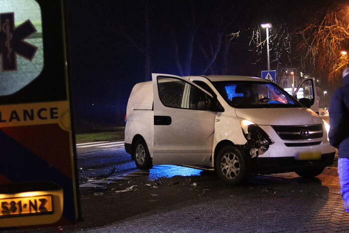 Veel schade na aanrijding met maaltijdbezorger