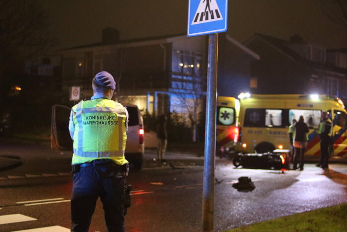 Veel schade na aanrijding met maaltijdbezorger