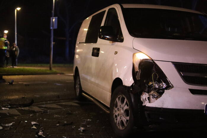 Veel schade na aanrijding met maaltijdbezorger