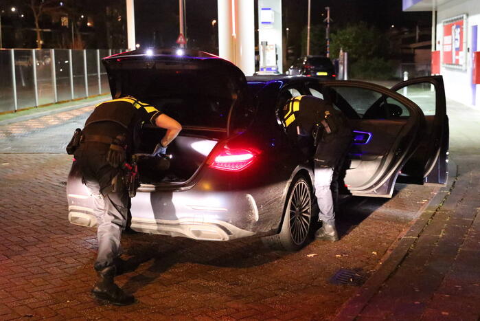 Persoon springt de Rijn in na stopteken politie