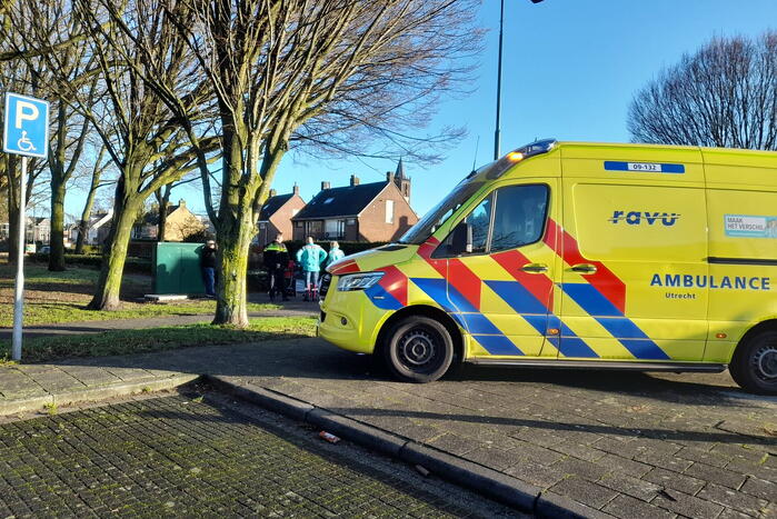 Fietsster gewond bij botsing met personenwagen