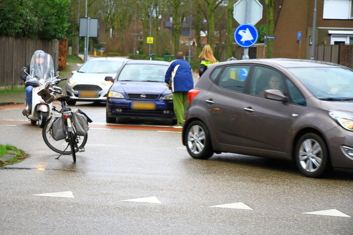 Automobilist botst met fietsster bij oversteken