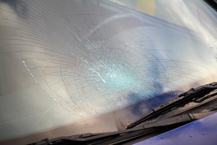 Automobilist botst met fietsster bij oversteken