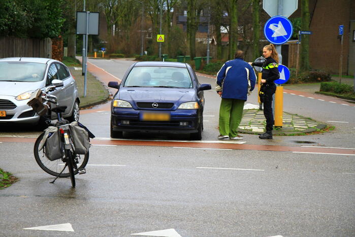 Automobilist botst met fietsster bij oversteken