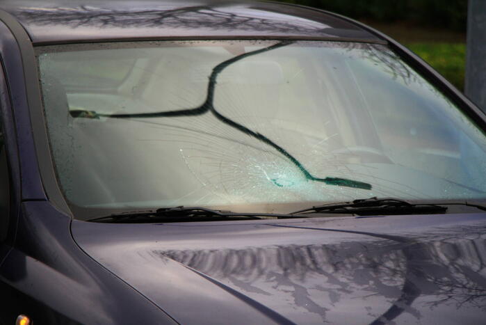 Automobilist botst met fietsster bij oversteken