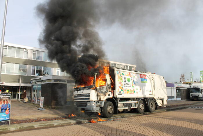 Cabine van vuilniswagen volledig uitgebrand
