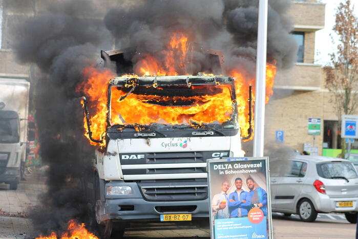 Cabine van vuilniswagen volledig uitgebrand