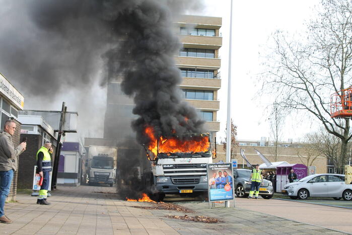 Cabine van vuilniswagen volledig uitgebrand