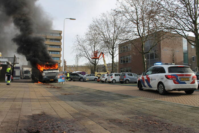 Cabine van vuilniswagen volledig uitgebrand