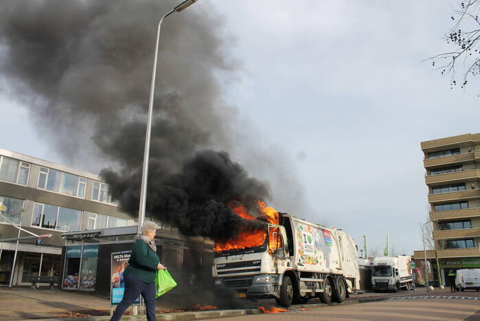 Cabine van vuilniswagen volledig uitgebrand