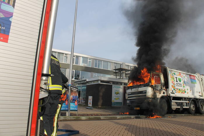 Cabine van vuilniswagen volledig uitgebrand