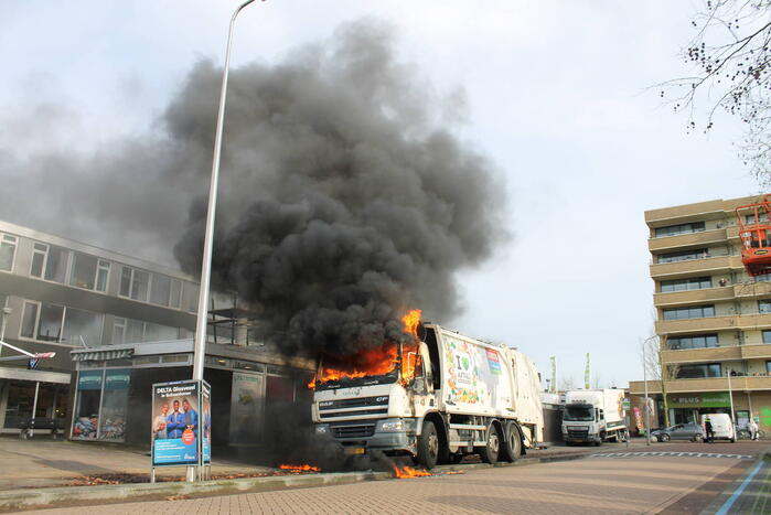 Cabine van vuilniswagen volledig uitgebrand