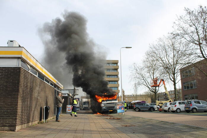 Cabine van vuilniswagen volledig uitgebrand