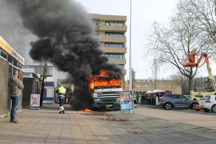 Cabine van vuilniswagen volledig uitgebrand