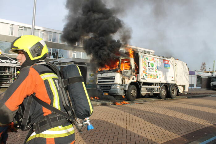 Cabine van vuilniswagen volledig uitgebrand