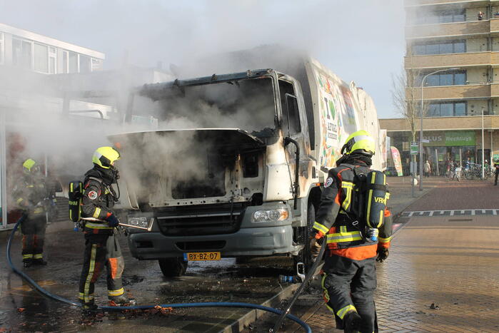 Cabine van vuilniswagen volledig uitgebrand