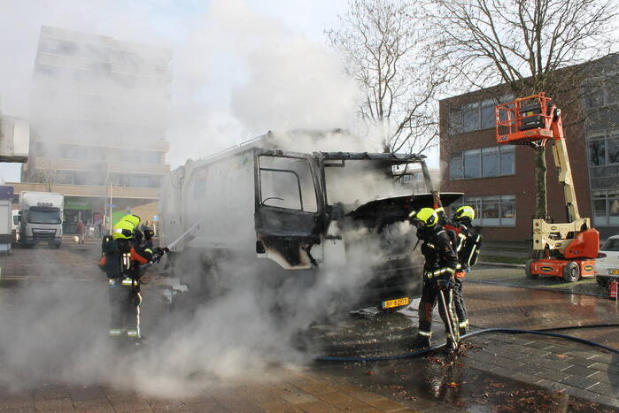 Cabine van vuilniswagen volledig uitgebrand