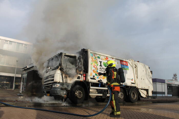 Cabine van vuilniswagen volledig uitgebrand
