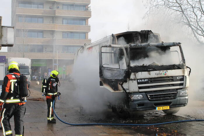 Cabine van vuilniswagen volledig uitgebrand