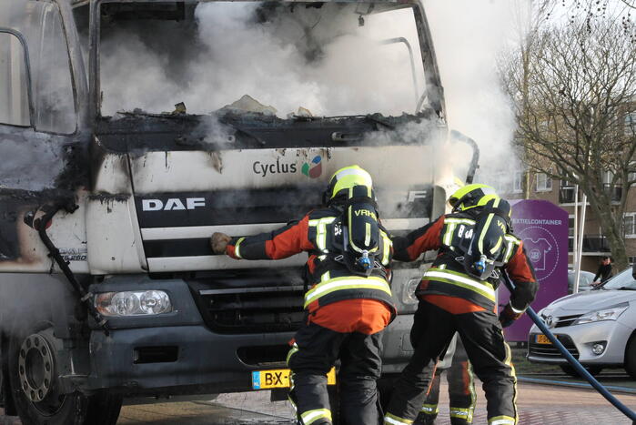 Cabine van vuilniswagen volledig uitgebrand
